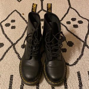 Doc martens  fits size 5-6 like new very good condition